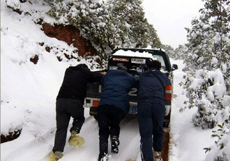 组图:风雪中的通信人(各运营商都有)