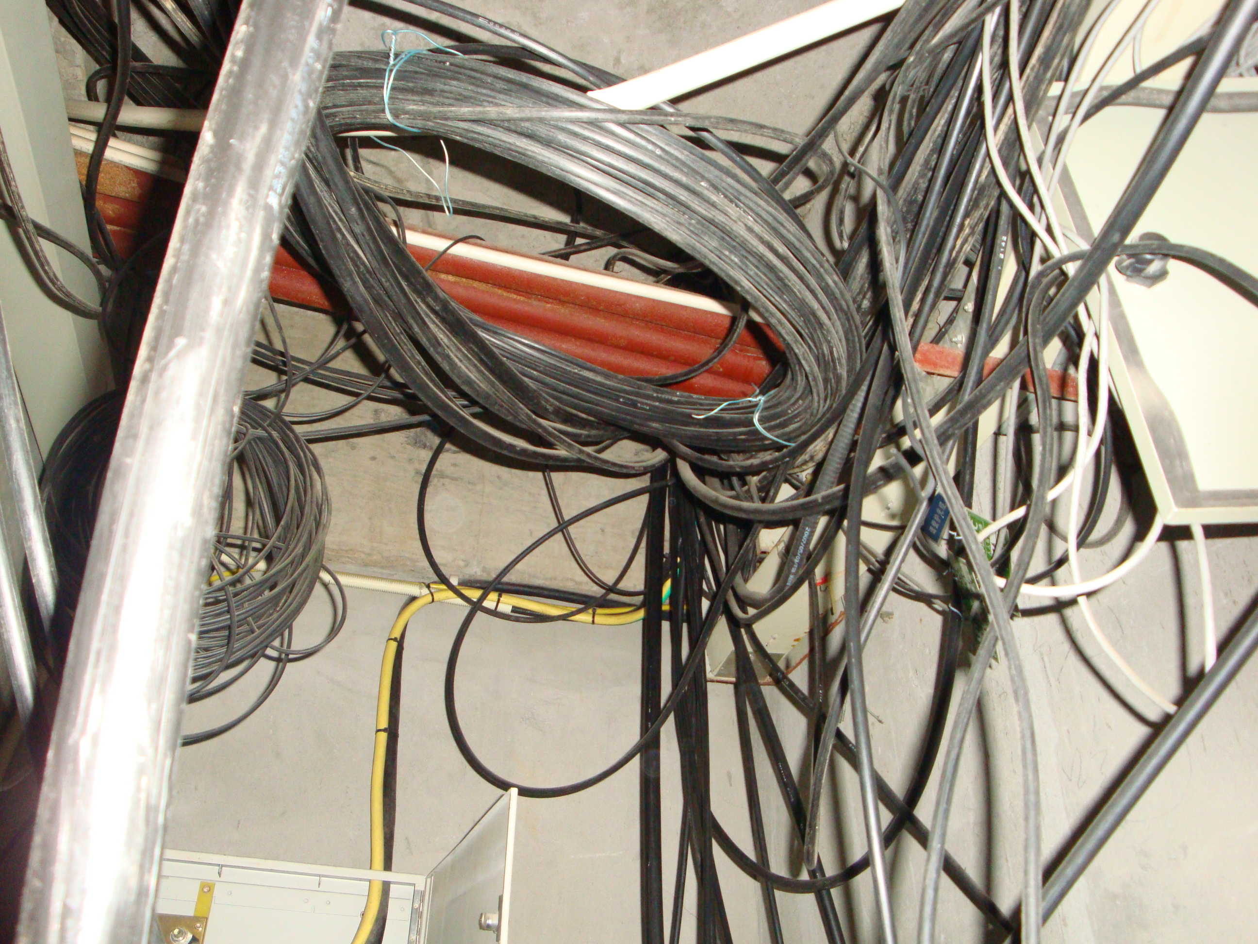 请教大家是否有过整治弱电井的经验!要写个整治方案!