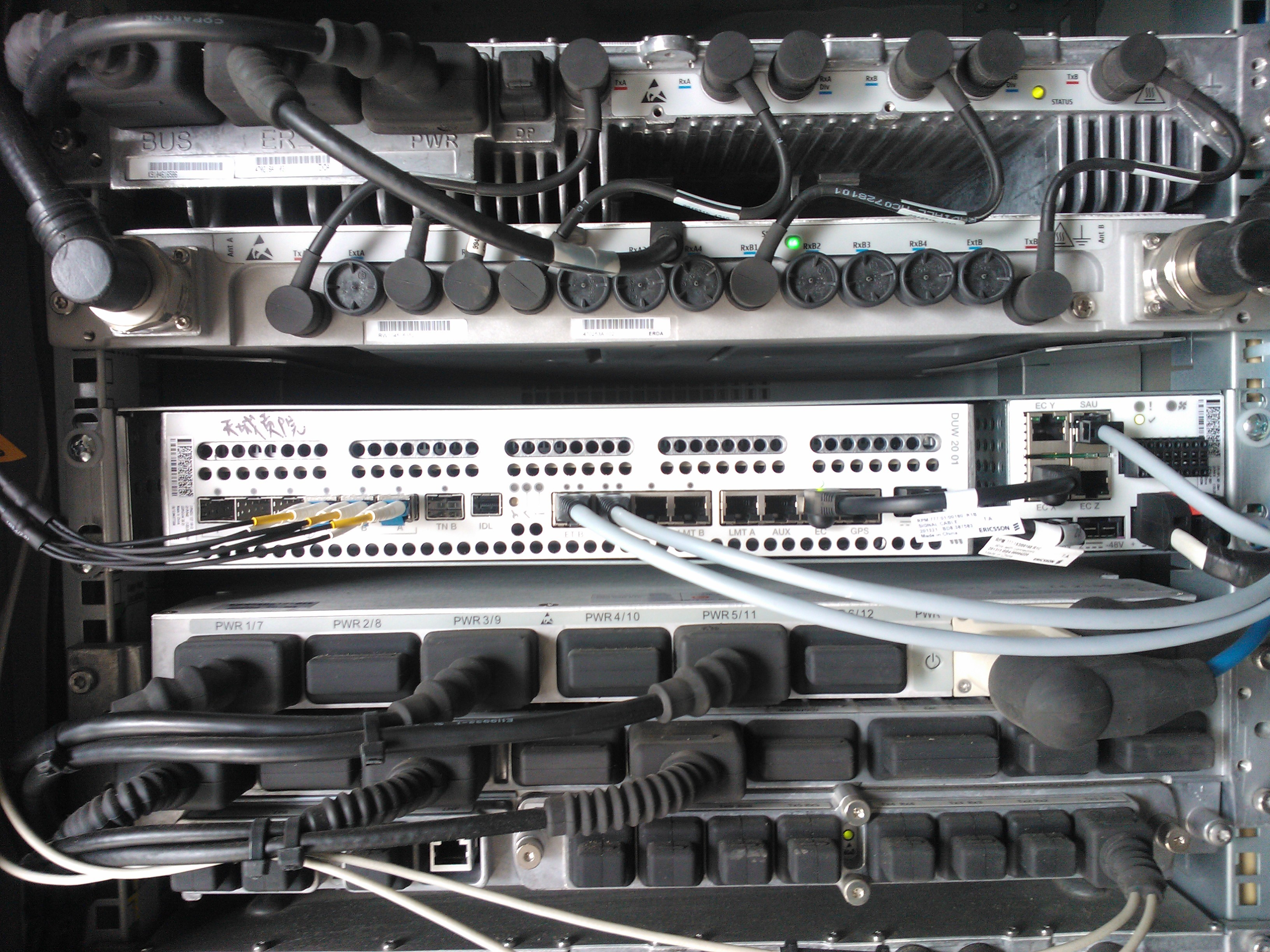 发2张最近安装的爱立信设备有个疑问求解释