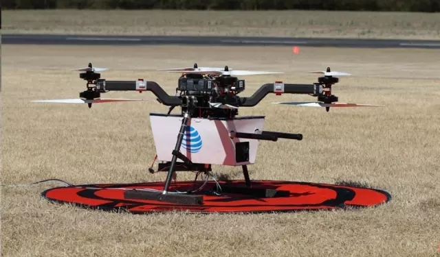 如果无人机需要飞往偏远山区完成应急保障任务,可通过卫星通信实现