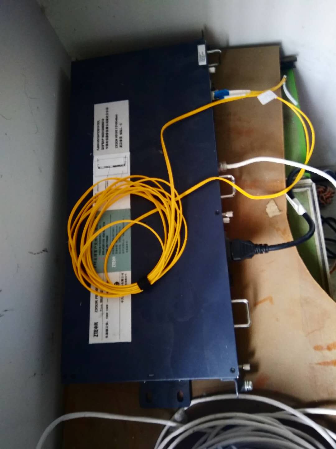 家里信号不好 电信装了一个 中兴的rru设备和天线