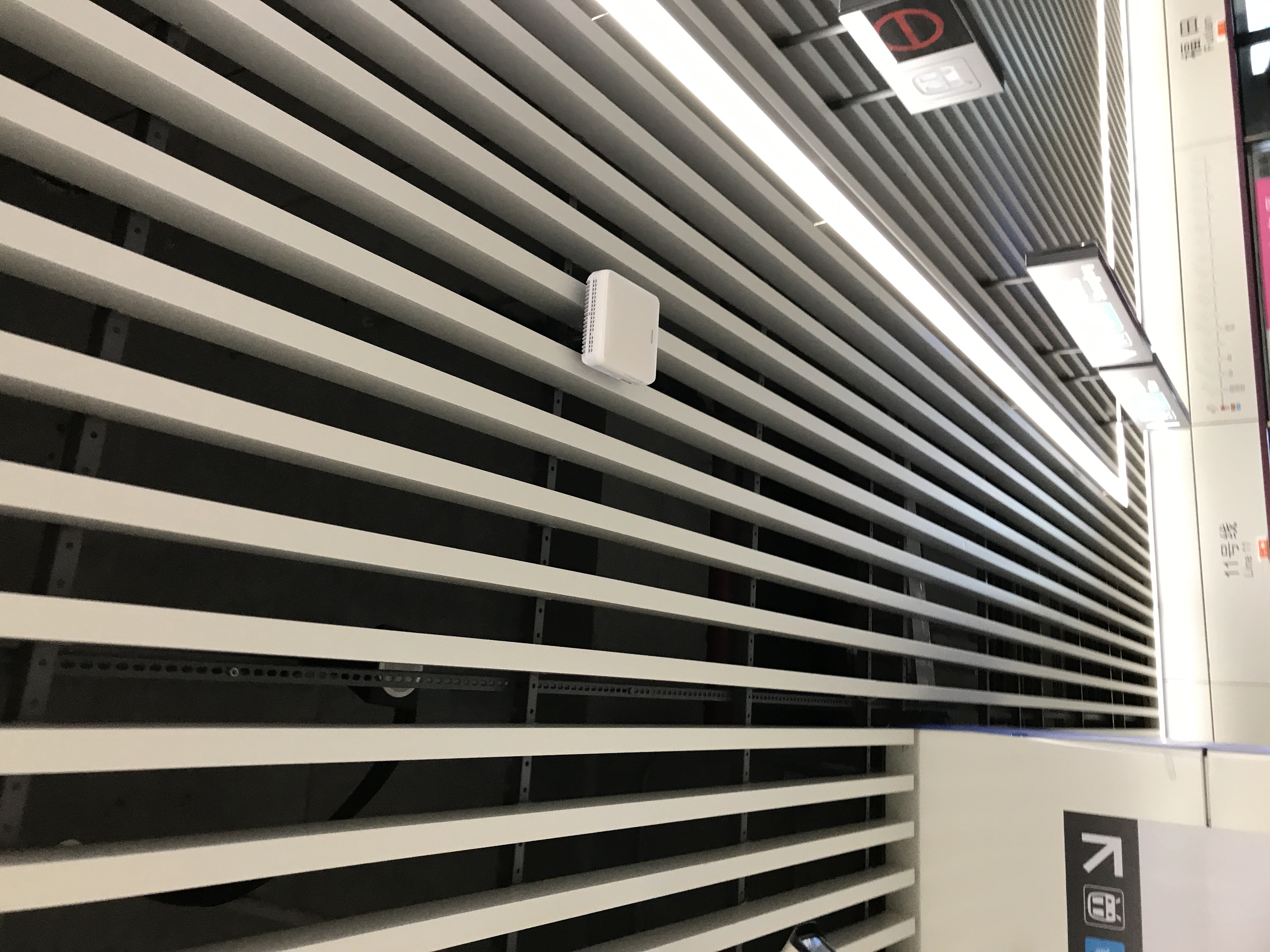 地铁站里安上了电不信的5g室分天线