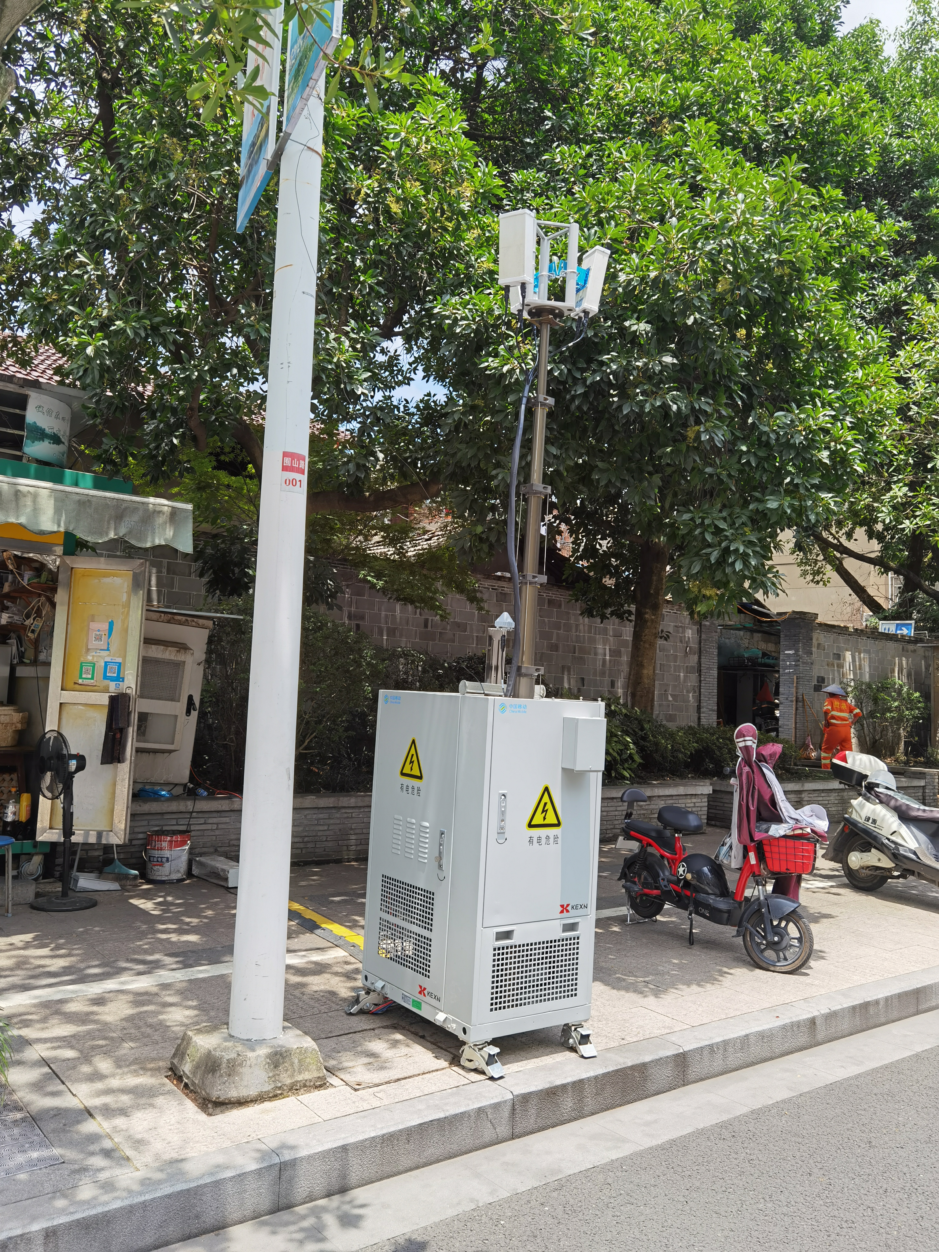 晒晒路边不到2m高的5g基站