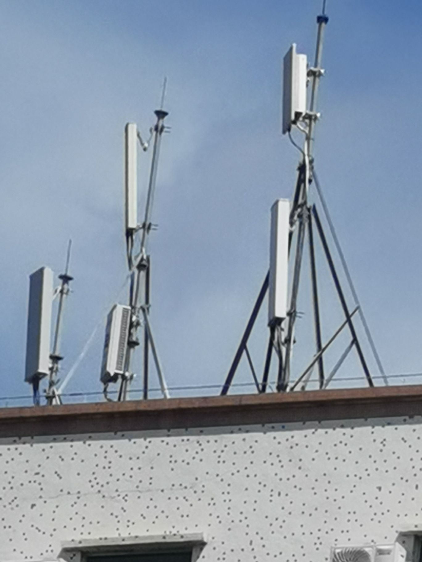 看到有一个电信的5g基站其他不知道几g的