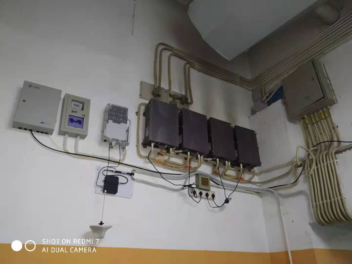 请帮忙看下图上的室分设备都是什么设备,用途,有无辐射,谢谢!