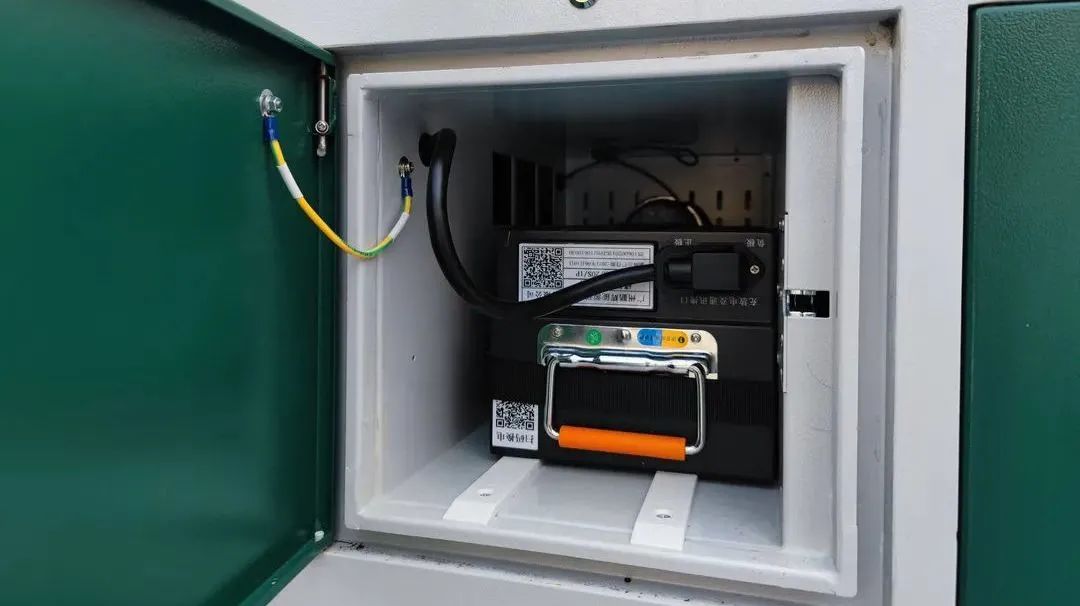 看看我们小区里面的铁塔换电柜