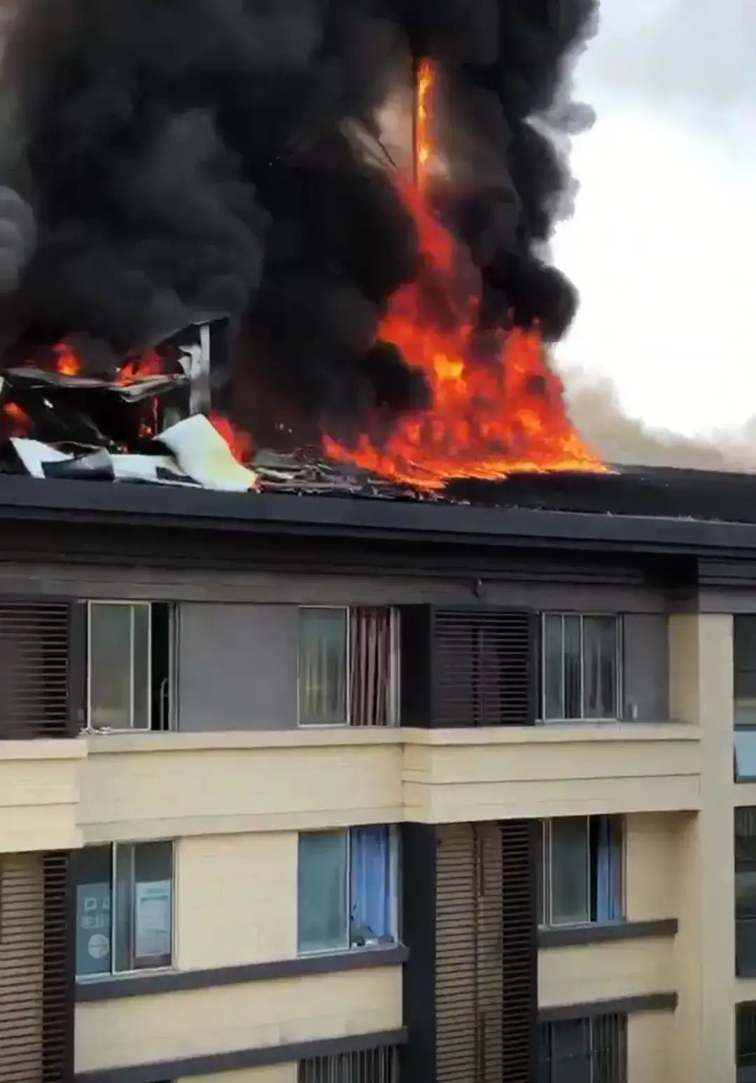 成都市郫都区天河路附近基站所处楼顶大火 - 运营商·运营人 - 通信人