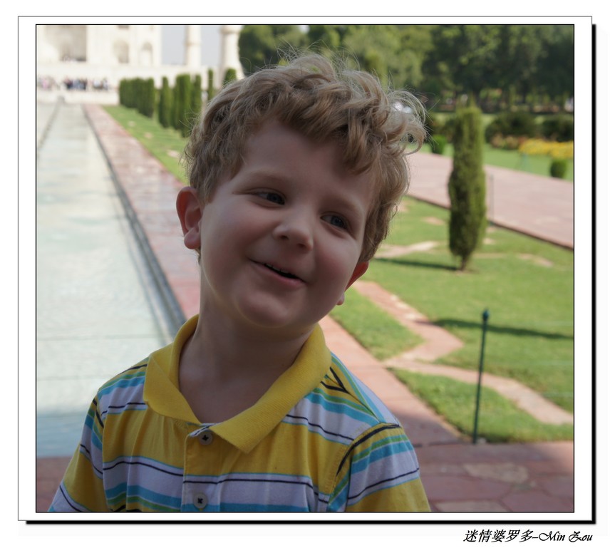 和家人一起旅游的白人小孩