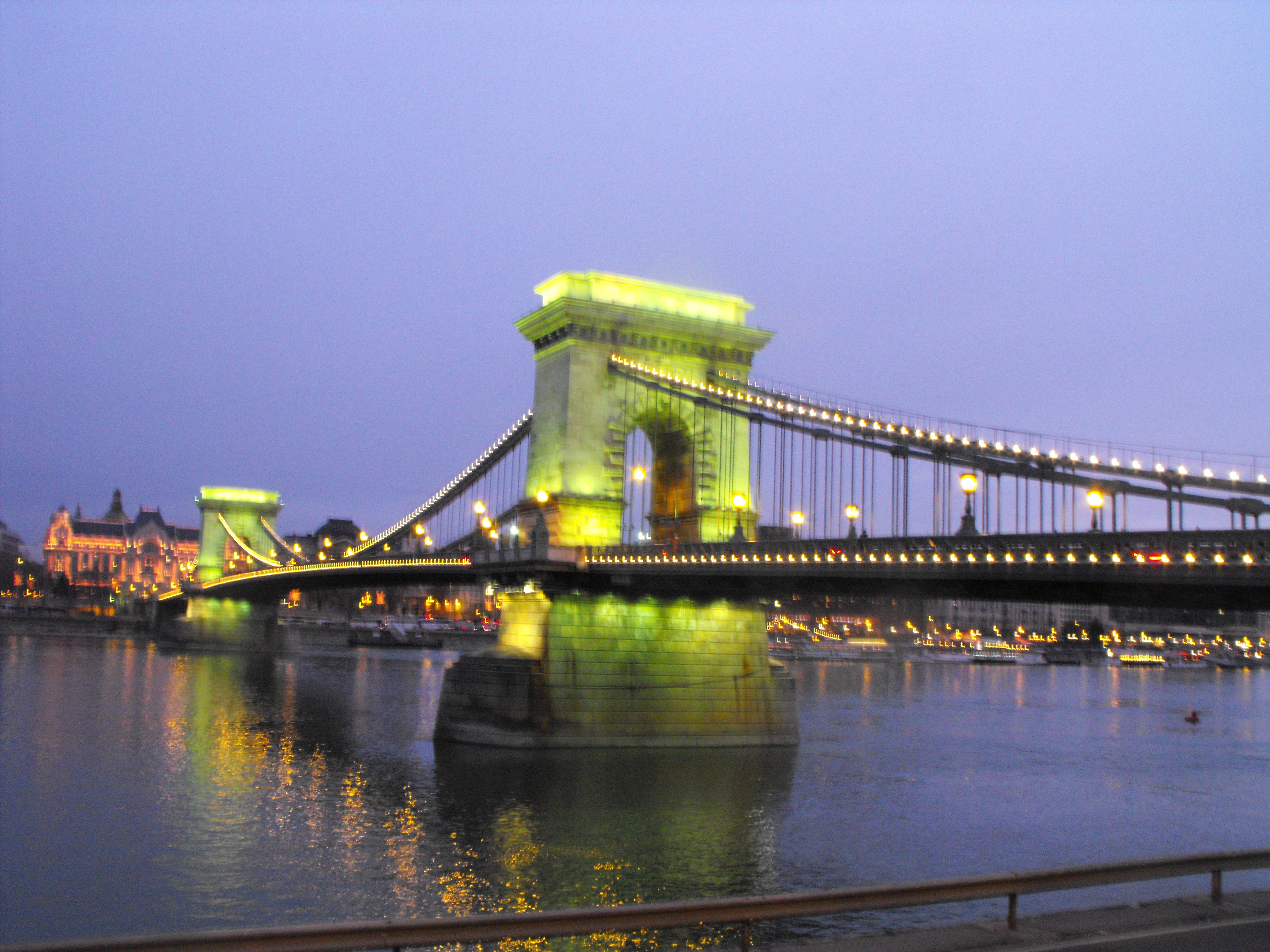 布达佩斯的吊桥绿光