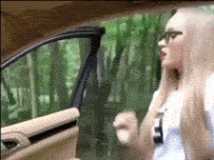美女跟车跳舞，下一秒悲剧了